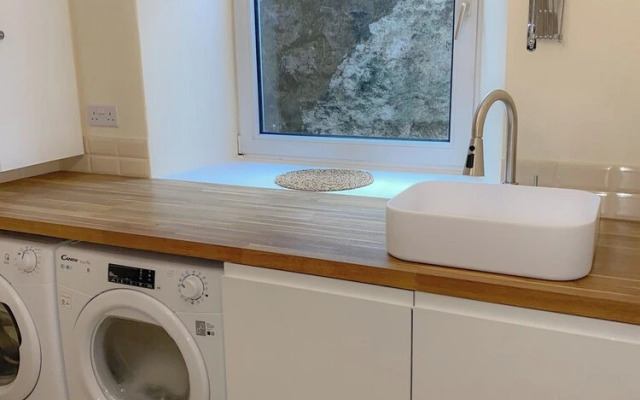 Luxury Townhouse Retreat in Kendal w/ Free Parking