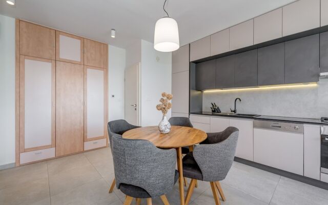 Modern 90 m2 apt With Balcony w the sea View