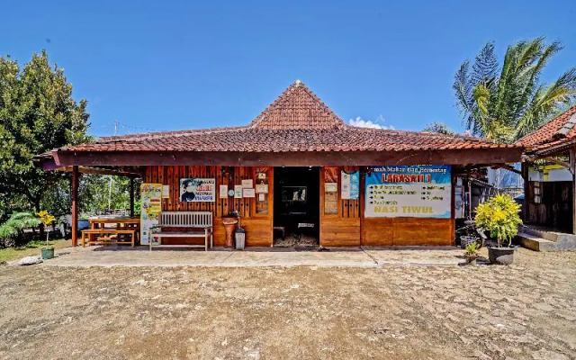 Oyo 91201 Larasati Homestay Pantai Klayar
