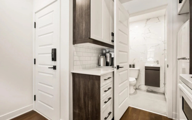 M11 Upscale Comfy Studio w AC in Perfect Location