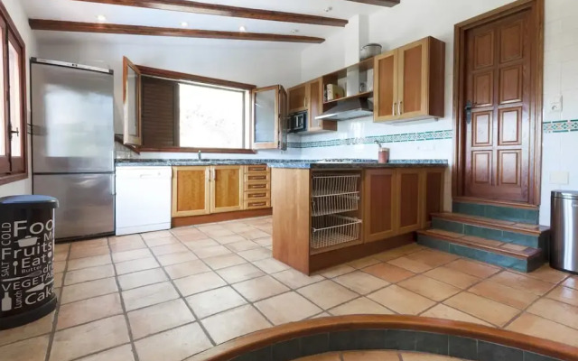 Casabra in Ador With 5 Bedrooms and 3 Bathrooms