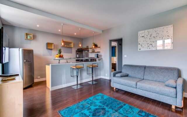 Cozy Apt Near Côte des Basques w/ Parking!