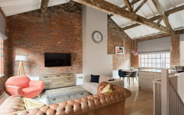 The Warehouse Loft - Trendy Converted Warehouse 3bdr