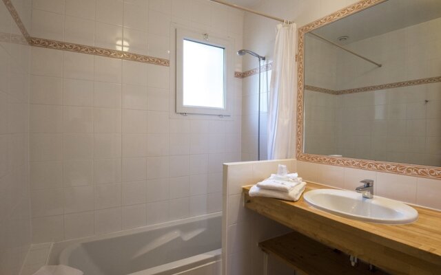 Nice Bungalow With Dishwasher on a Green Domain