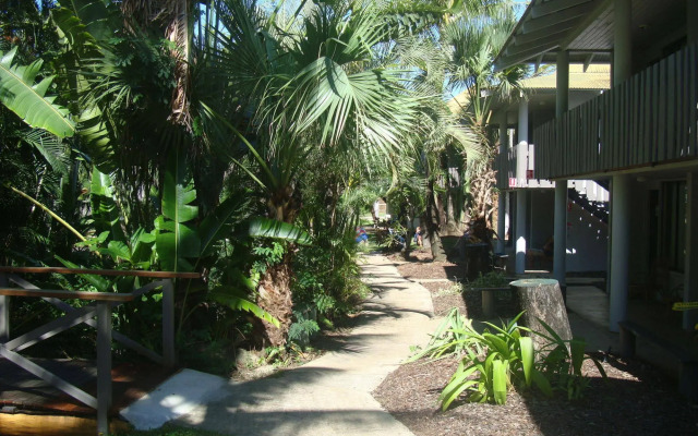 Base Airlie Beach Resort - Hostel