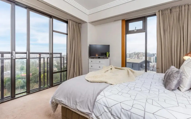 Central 2 Bedroom with Free Parking