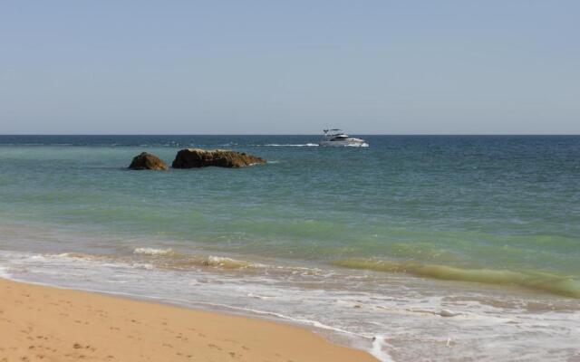 Hopstays Albufeira Casa do Zanão - 100m beach apartment