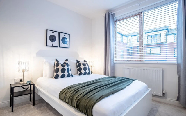 4 Bed Modern Home Balcony & Free Parking