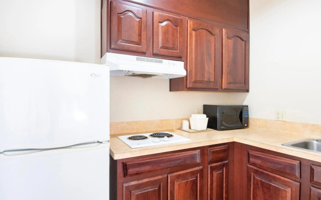 OYO Townhouse Clute Lake Jackson