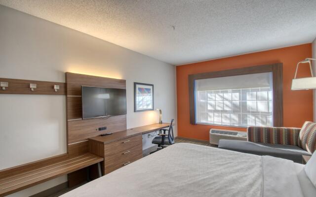 Holiday Inn Express Hotel & Suites Oshkosh by IHG