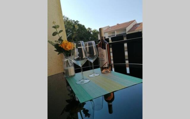 agréable studio avec terrasse à150m de la plage