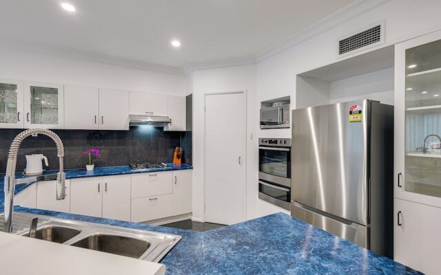 StayAU 6BRM Lakeview Villa Holiday Stay