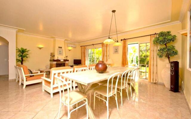 A Stylish Villa With a Private Pool, Short Drive From the Centre, Free AC & Wifi