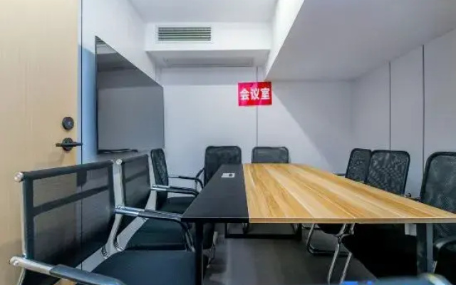 Yingman Hotel (Chongqing East Station Changshengqiao Light Rail Station)