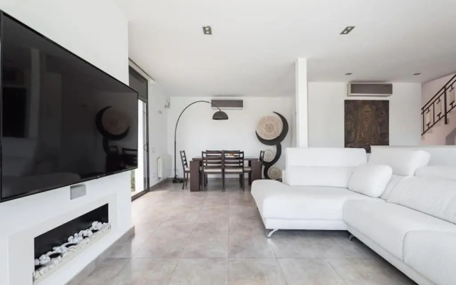 Moderna villa con piscina y amplio jardín