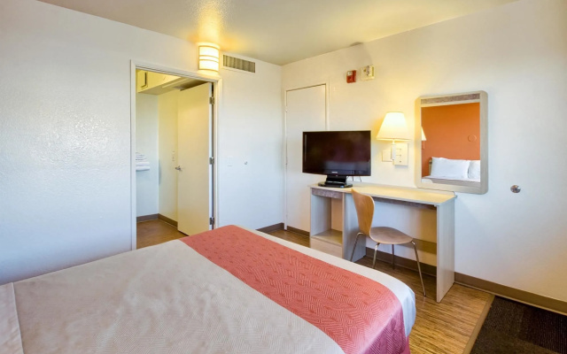 Motel 6 Pendleton, OR