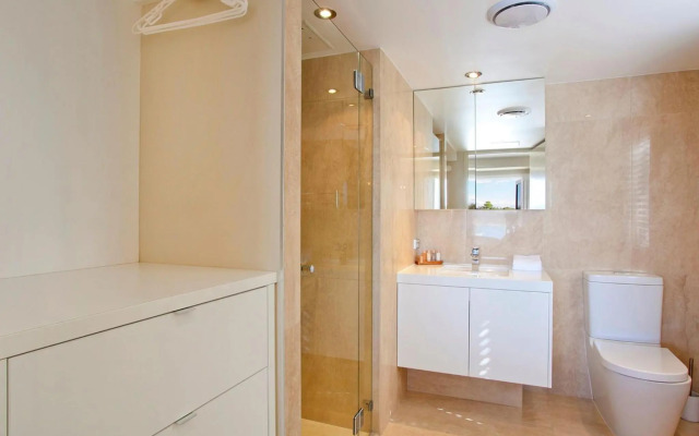 Commodore 1 Noosa Parade 80