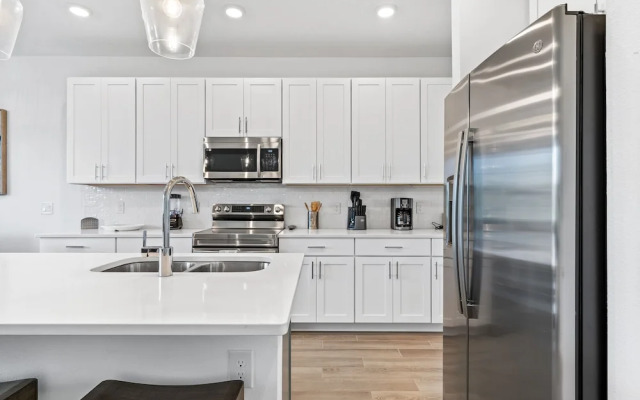 Lovely Townhome Sleeps 8 Eve101