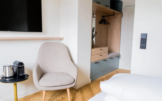 Bob W Munich Airport - Peterhof