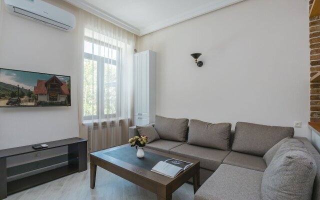 Stay in on Mashtots 16a-5