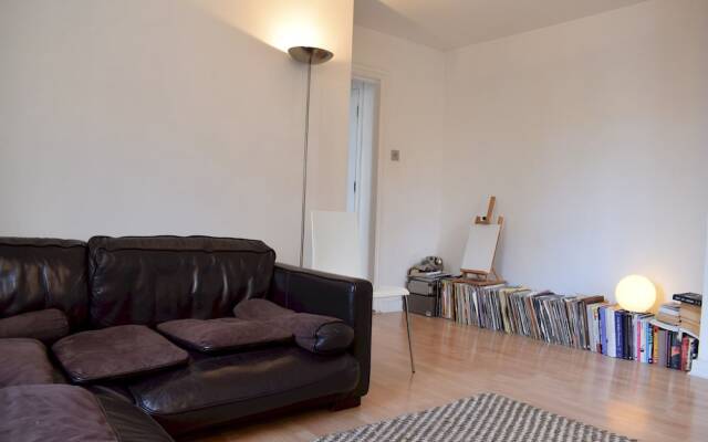 Light And Spacious Home In Battersea Square