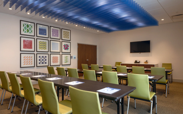 Holiday Inn Exp Stes Dtwn Arts District