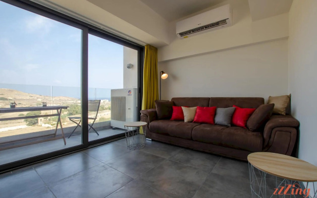2 Bed Apartment w Distant Sea and Country Views