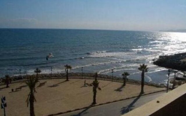 La Corniche Hotel
