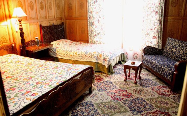 Golden Flower Heritage Houseboat