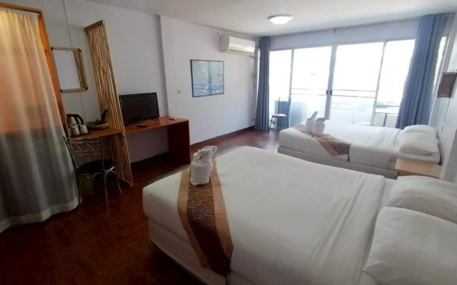 Beachfront Hotel Cha Am