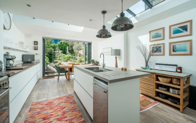 JOIVY Contemporary 2-Bed House W/ Private Garden