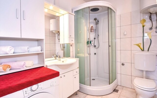 Beautiful Home in Mravince With Wifi and 2 Bedrooms