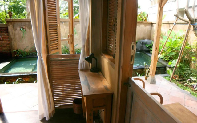 Artist Eco Villa With Wood And Clay
