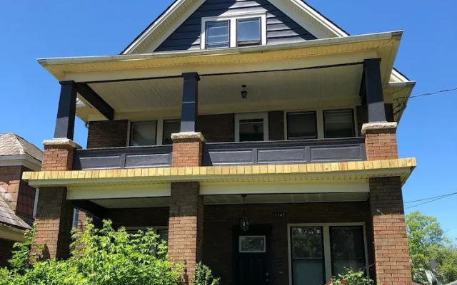 The LaSalle- With Private Yard & Parking