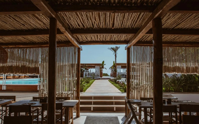 Cumeja - Beach Club & Hotel