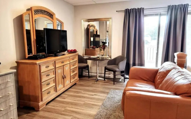 Cozy Spacious 1-BDR Studio #8. FREE Parking