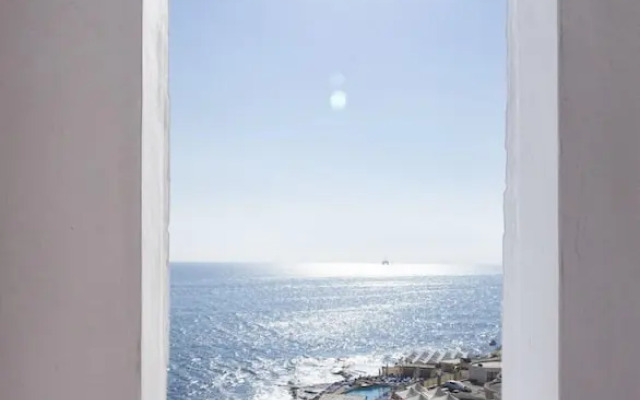 Seafront Apartment, Marvelous Views GR8 Location
