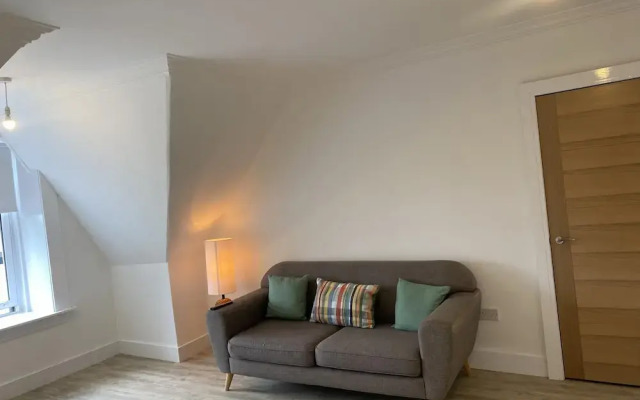 Bright & Spacious, Central for Airport and Glasgow