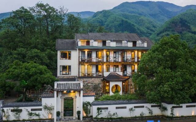 Anji Double Fish Hall Hot Spring Resort B&B (Longwangshan Canyon Drift Shop)