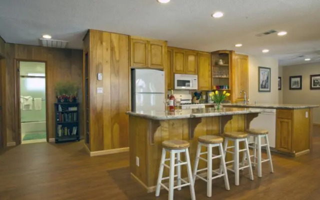 RedAwning Cabin #33A Bus Stop