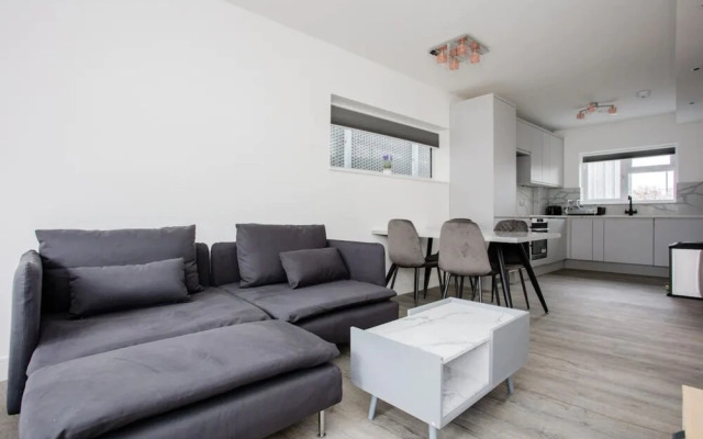 Designer 2 Bedroom Apartment in West London