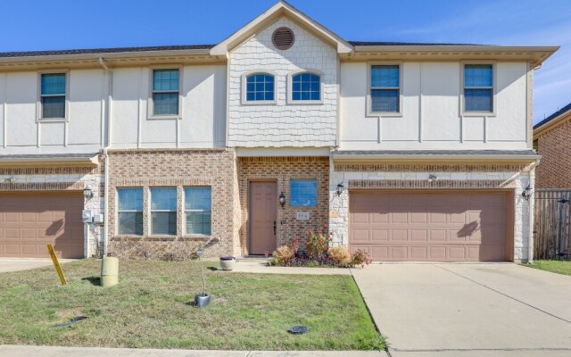 Family-friendly Irving Townhome w/ Yard!