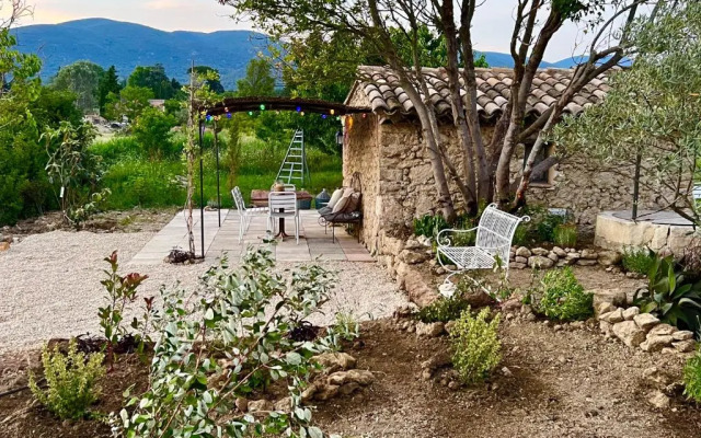 Camillette 2. Cabanon charmant face au Luberon.