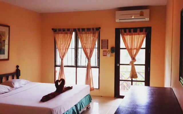 Tropical Garden Bungalow