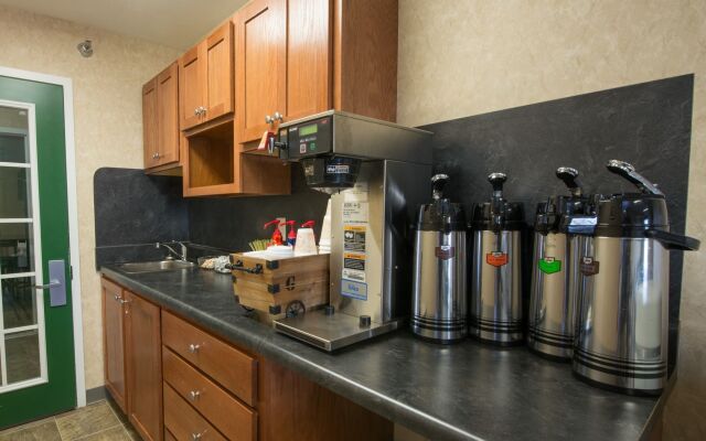 Red Roof Inn & Suites Dickinson