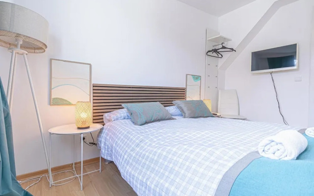 Stylish 3BR Apt With Balcony City Center