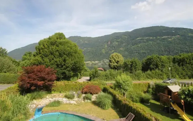 Haus mit Badeteich und Blick zum See