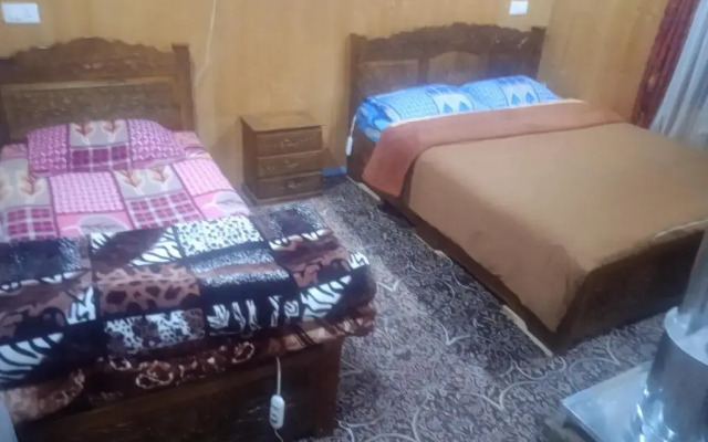 Mughal E Azam Houseboats