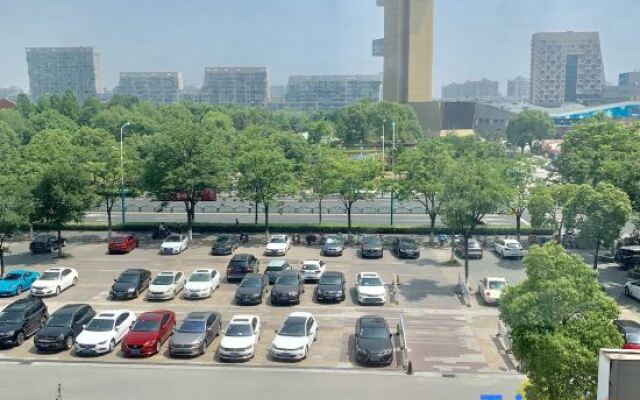 Qianxi Hotel (Zhangjiagang City Center Shopping Park)