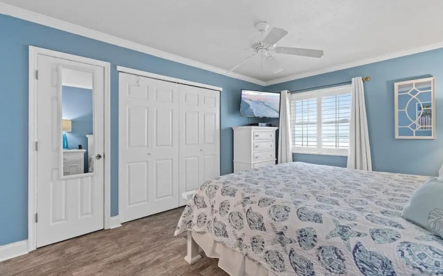 Colony Beach Club 224